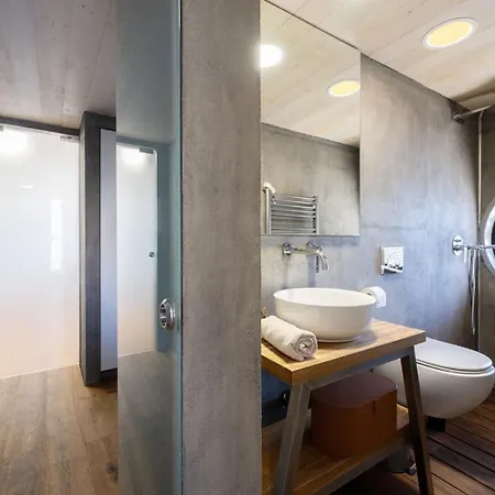Hausboat Holesovice Hotel Prague Exterior photo