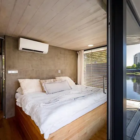 Hausboat Holesovice Hotel Prague Exterior photo